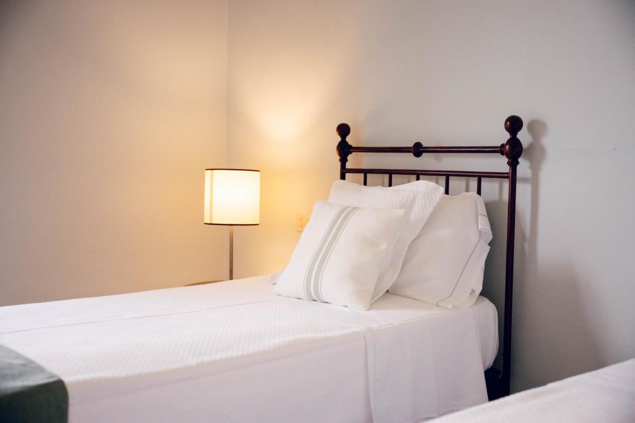 Tweepersoonskamer met 2 Aparte Bedden en Eigen Badkamer