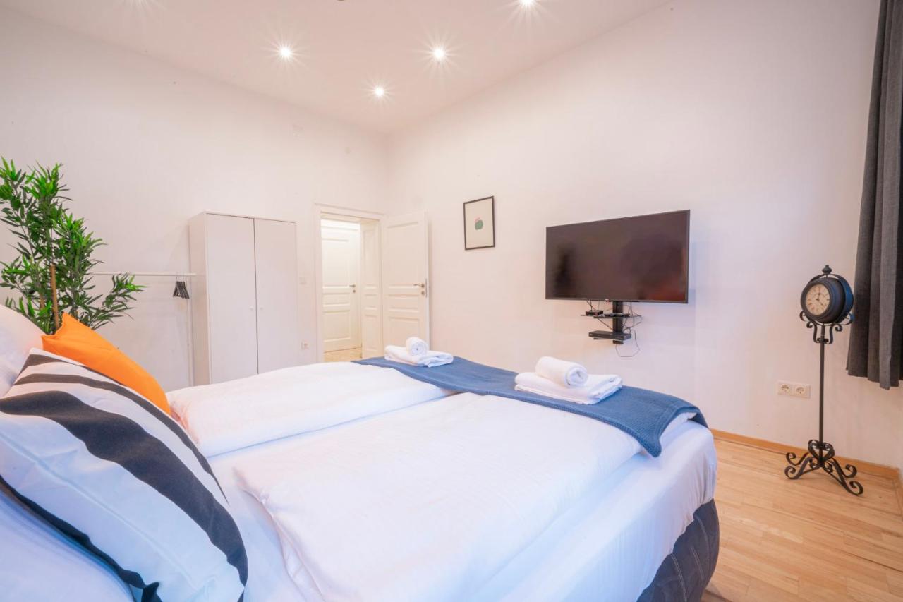 King-size boxspring beds, 15 minutes to center, Smart TV - B&B Vienna
