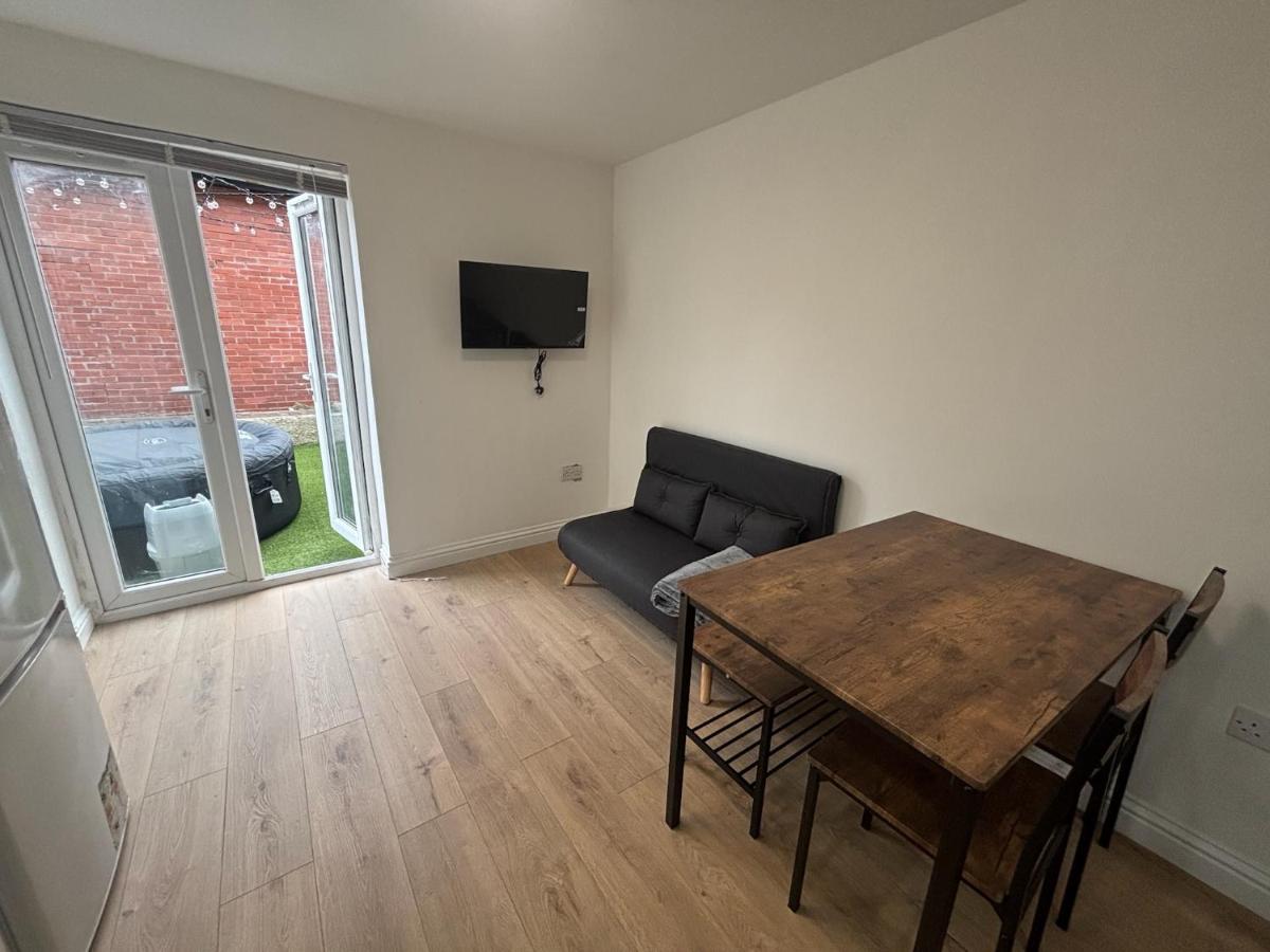 Cosy Hideaway with Hot Tub & Private Garden - Ferienwohnung Cardiff