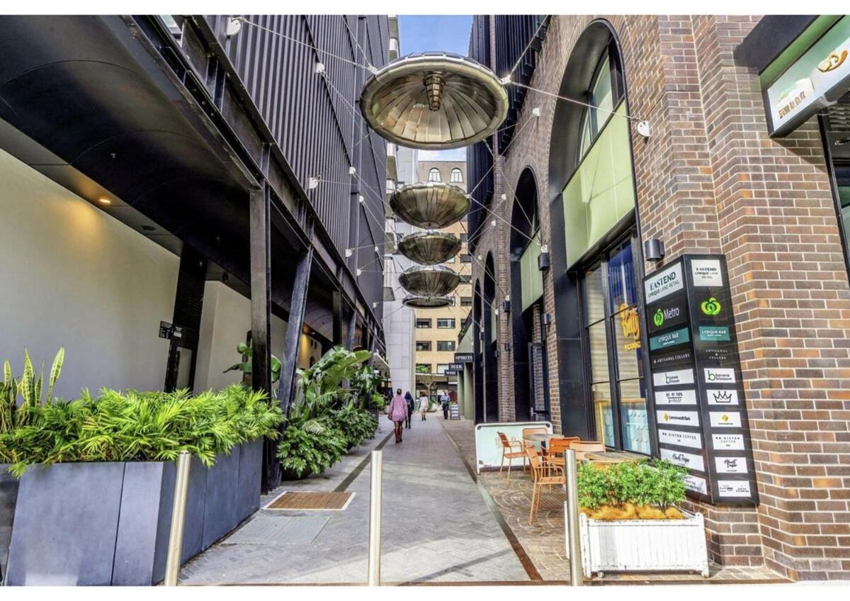 Stylish CBD Apartment with Courtyard and Parking - B&B Newcastle