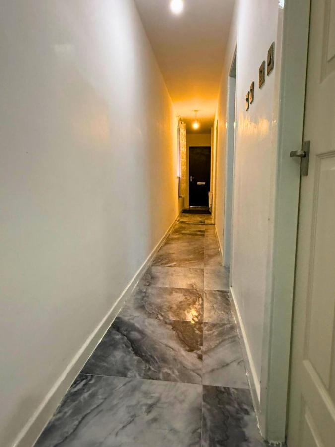 Modern 2-Bedroom Apartment in Ashton-under-Lyne, Sleeps 5 - B&B Ashton-under-Lyne