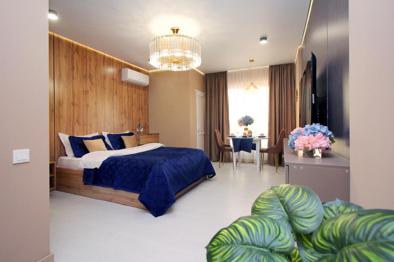 Apartment with Mountain View