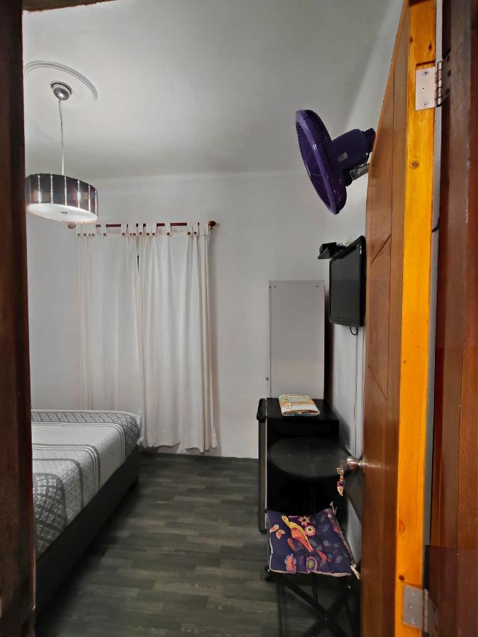 Chambre Lit Queen-Size avec Salle de Bains Commune