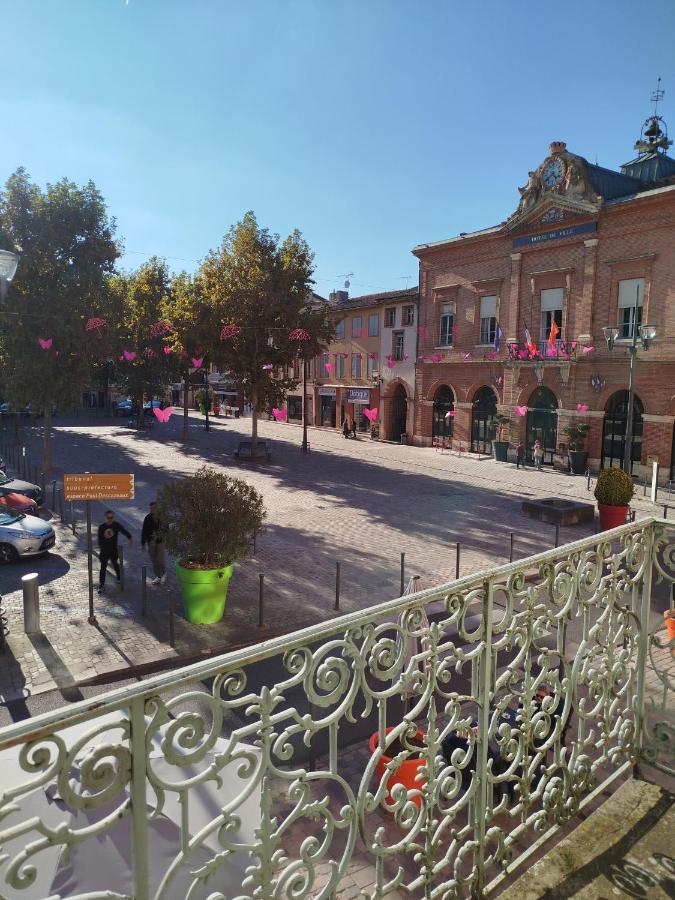 Charmant appart avec balcon donnant sur place de la mairie - Ferienwohnung Castelsarrasin