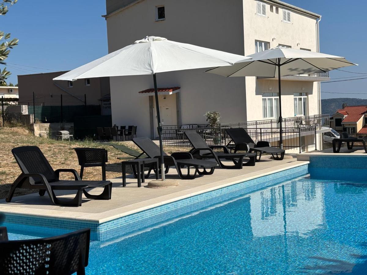 The View Split. Highlight with Roof-Top-Terrace and Pool - B&B Kutleše