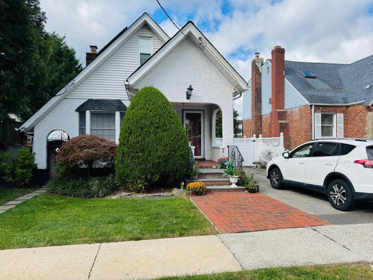 Beautiful 2 Bedroom Suite - B&B West Hempstead