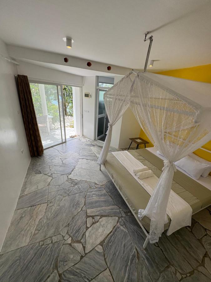 Lonos Circle Private Garden - B&B Romblon