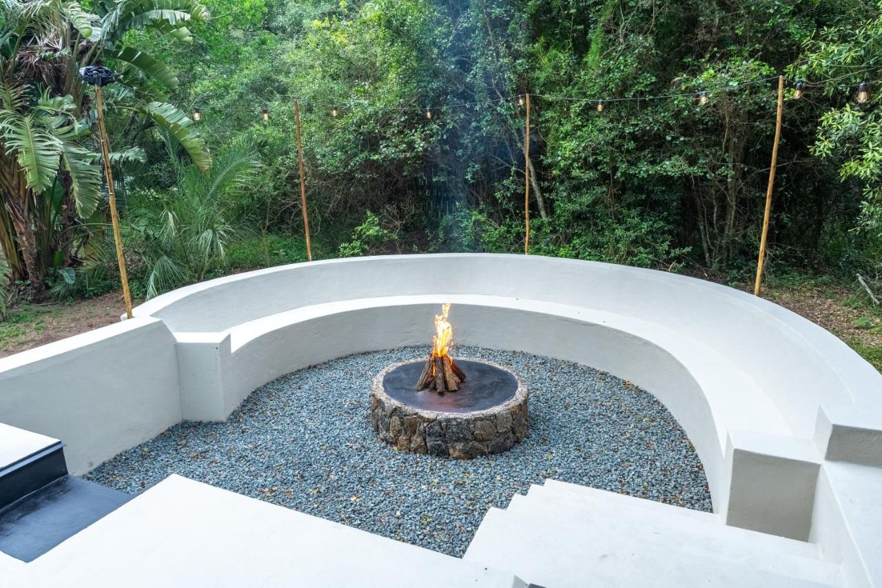 The Cabin Luxury Safari Villa, Private Pool, Hot tub, Outdoor Shower, Giraffe Tower, Free Standing Bath, Private Game Reserve, Romantic Getaway, Ultimate Bush Luxury - Chambres d'hôtes Hluhluwe