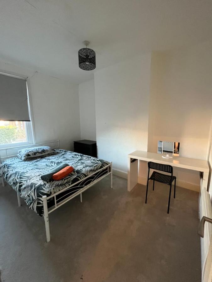 Simple basic flat apartment studio - B&B Newport