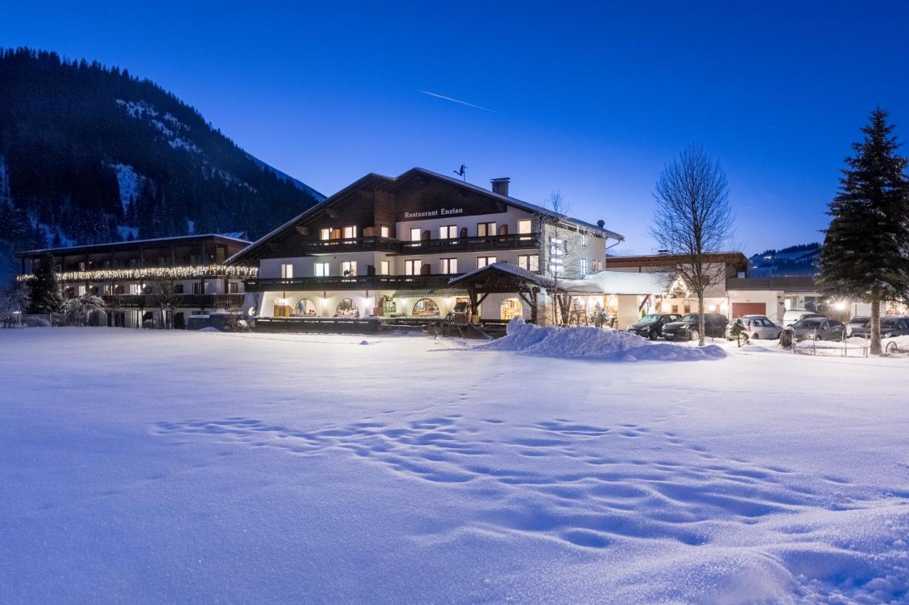 Gasthof Restaurant Pizzeria Enzian - Sommerbergbahnen inklusive - Bed and Breakfast Tannheim