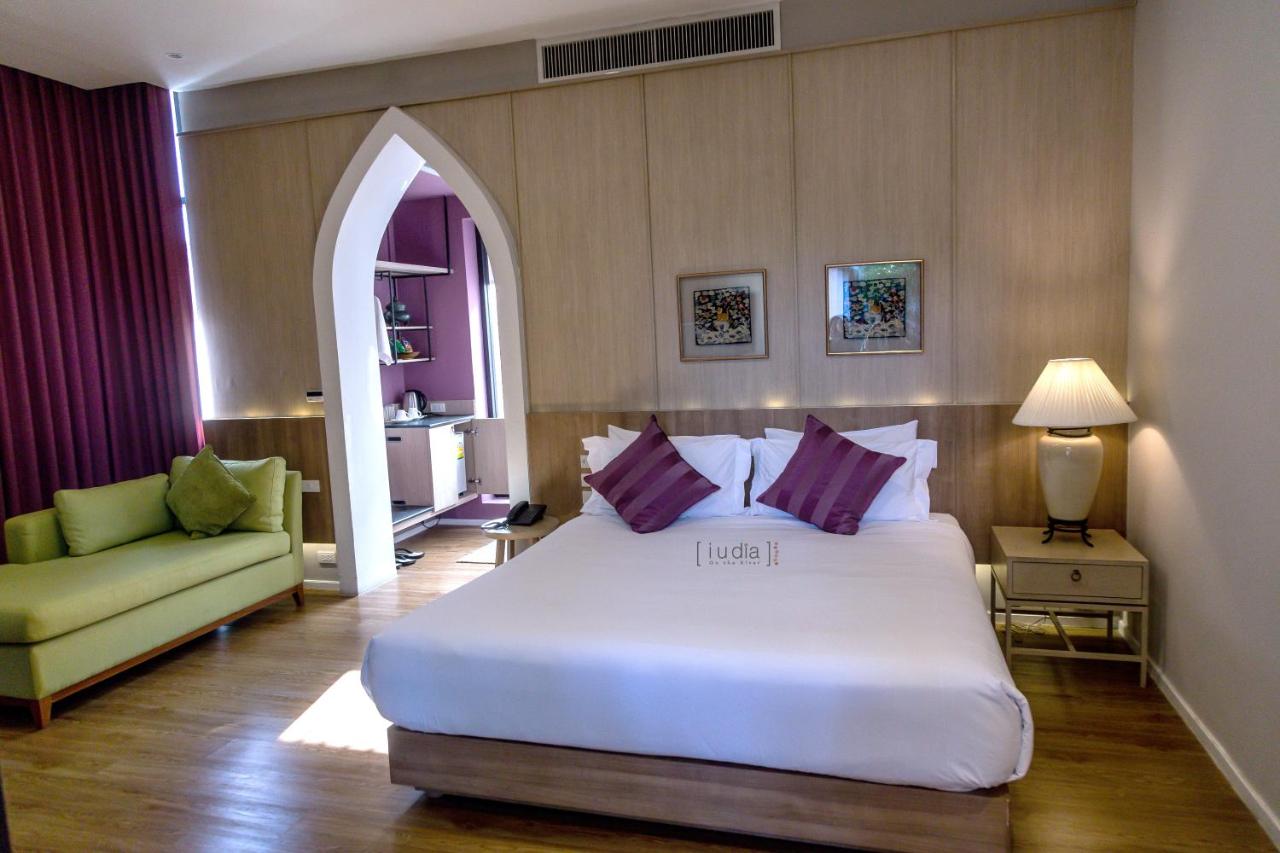 Habitación con cama extragrande y vistas a la piscina