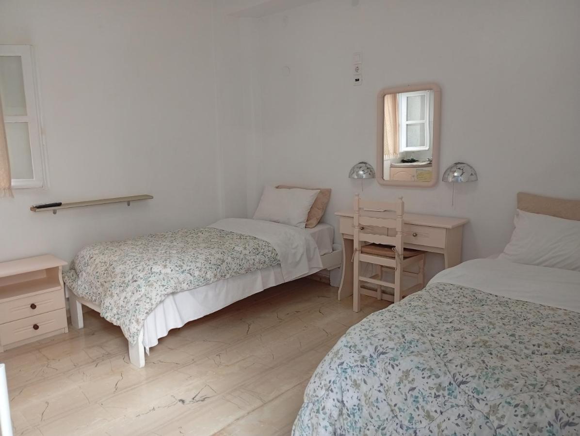 Tweepersoonskamer met 2 Aparte Bedden en een Terras