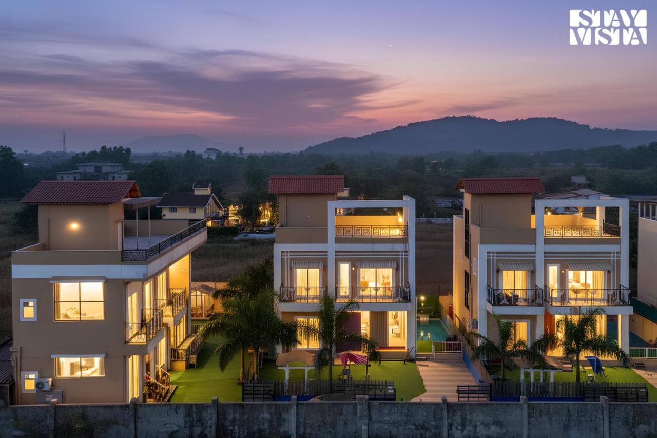 Opal Edge at Zenith Villa by VEO - Part of StayVista with Pool, Lawn, Bathtub - Chambres d'hôtes Lonavla