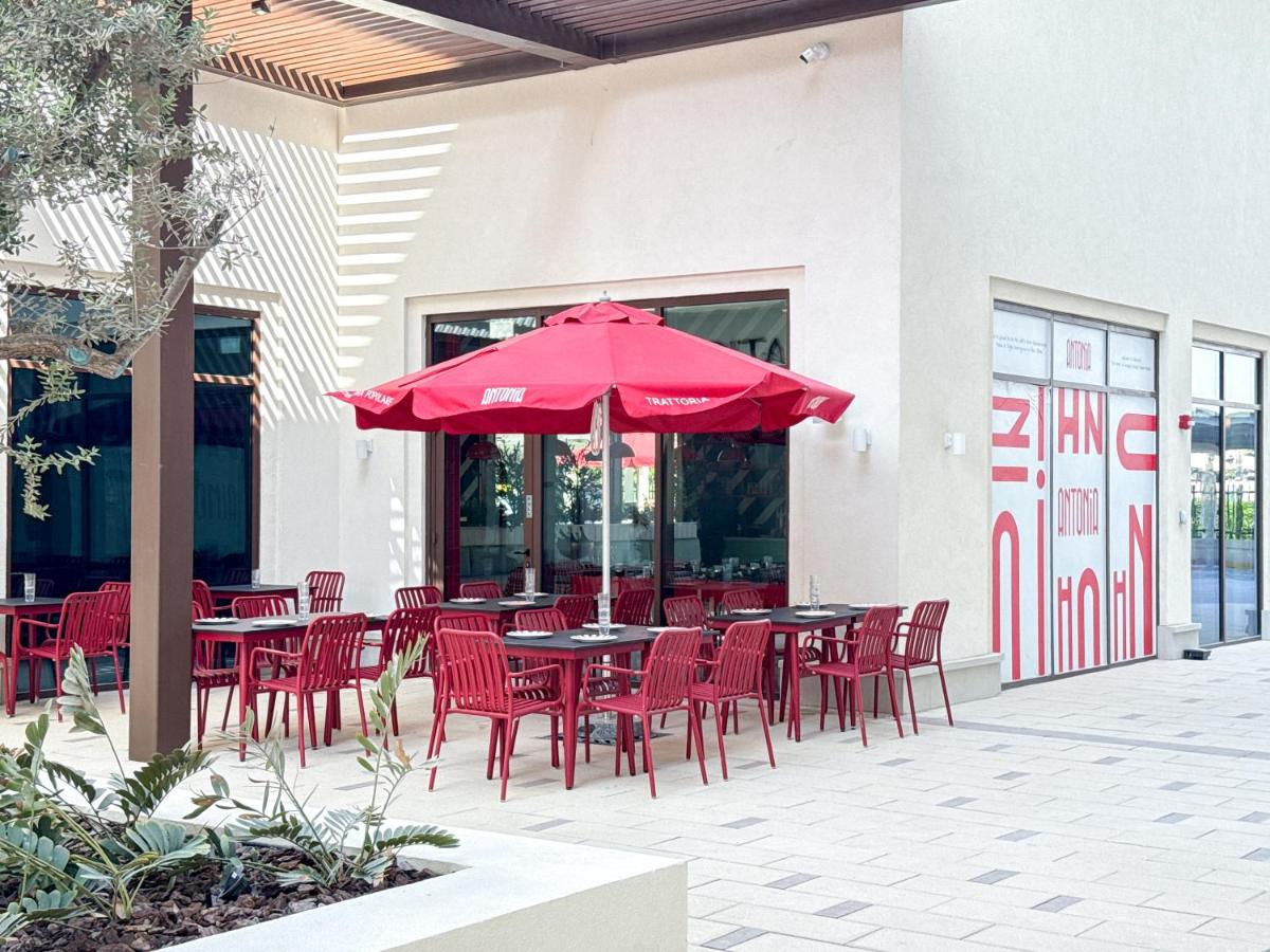 Elegant Studio apartment in Yas Golf collection with Balcony and Free parking l Near Yas water world & Ferrari World & Warner brothers - B&B Abu Dhabi