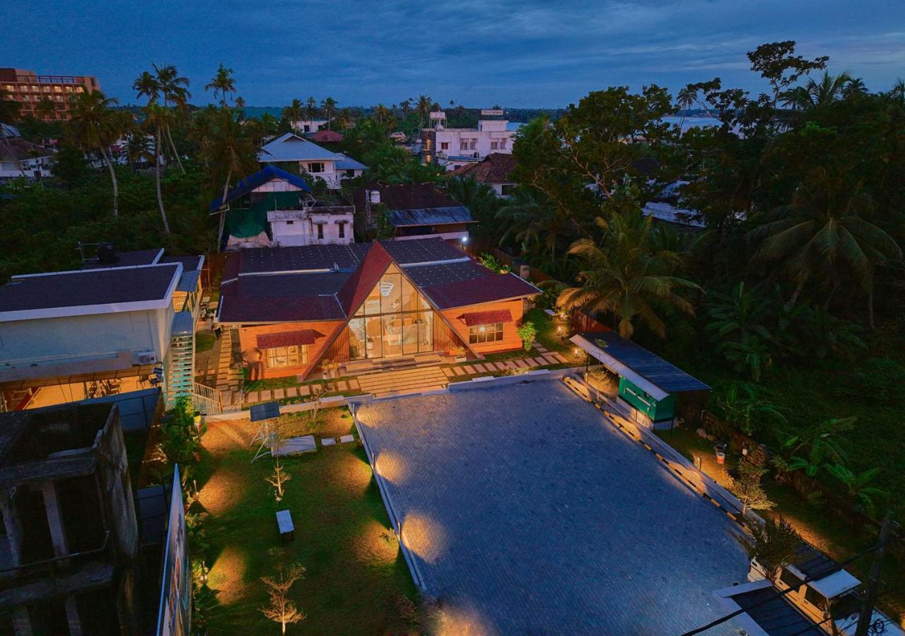 Kayal Cove Premium Pool Resort & Houseboats Alleppey By VOYE HOMES - Chambres d'hôtes Alleppey