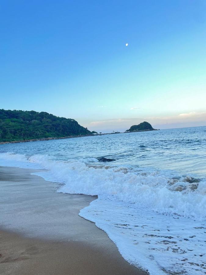 Casa nova a 900m da praia! 2 quartos 2 garagens - Bed and Breakfast Itapema