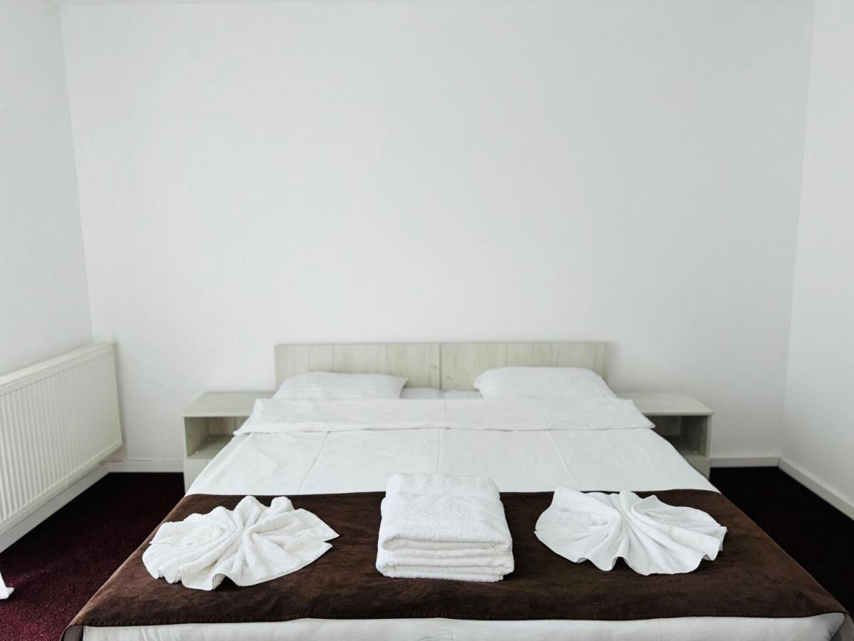 Two-Bedroom Apartment with Mountain View