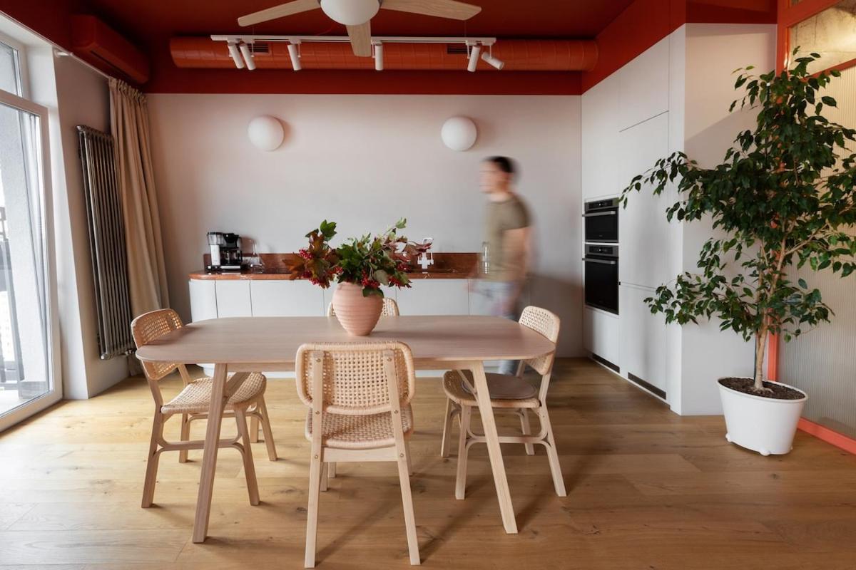 Japandi red apartment in new building - Chambres d’hôtes Kiev