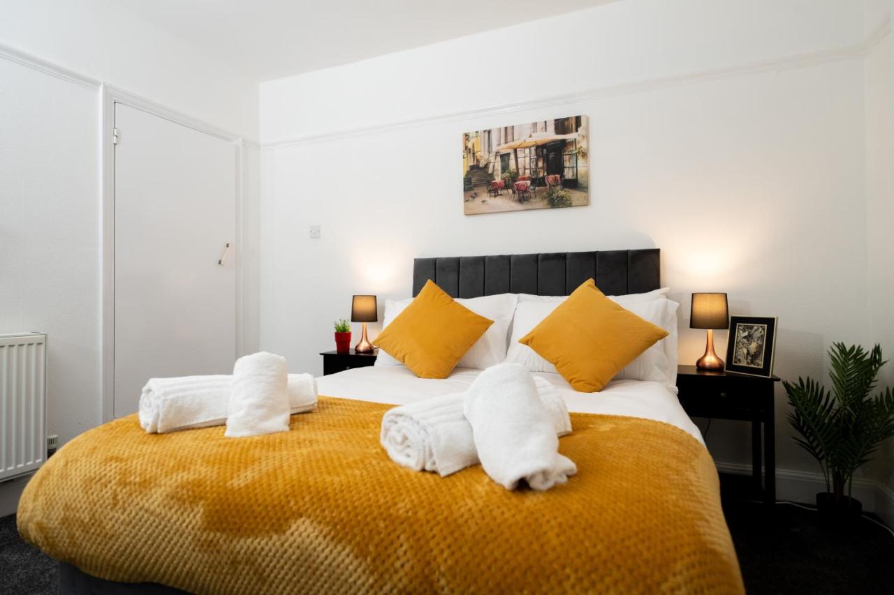 Delightful Contractors & Family Friendly 4-Bedroom Home , Sleeps 7 , Parking , Fast Wifi - B&B Birstall