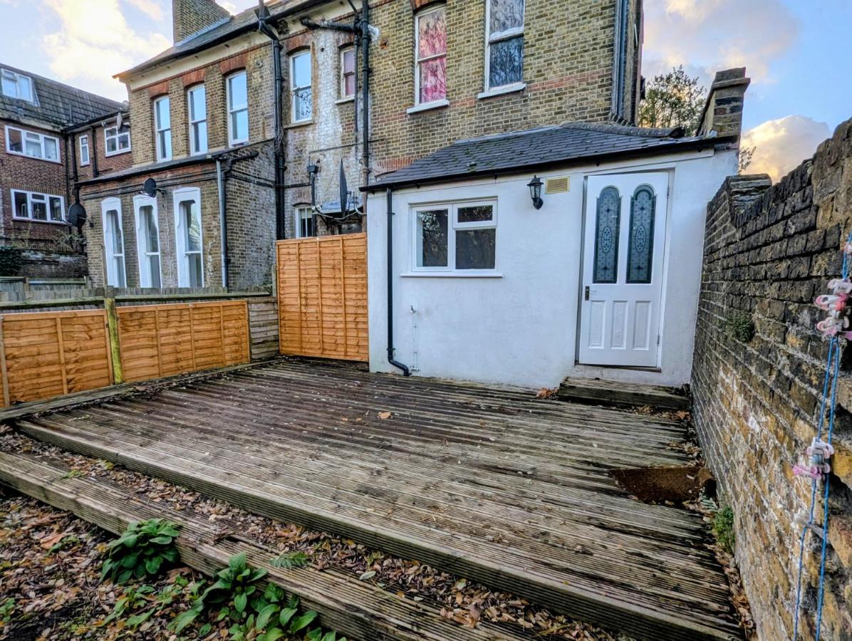 2 Bedroom House with Garden and Free Parking -10 min to London Bridge and near Lewisham Hospital - B&B Lewisham