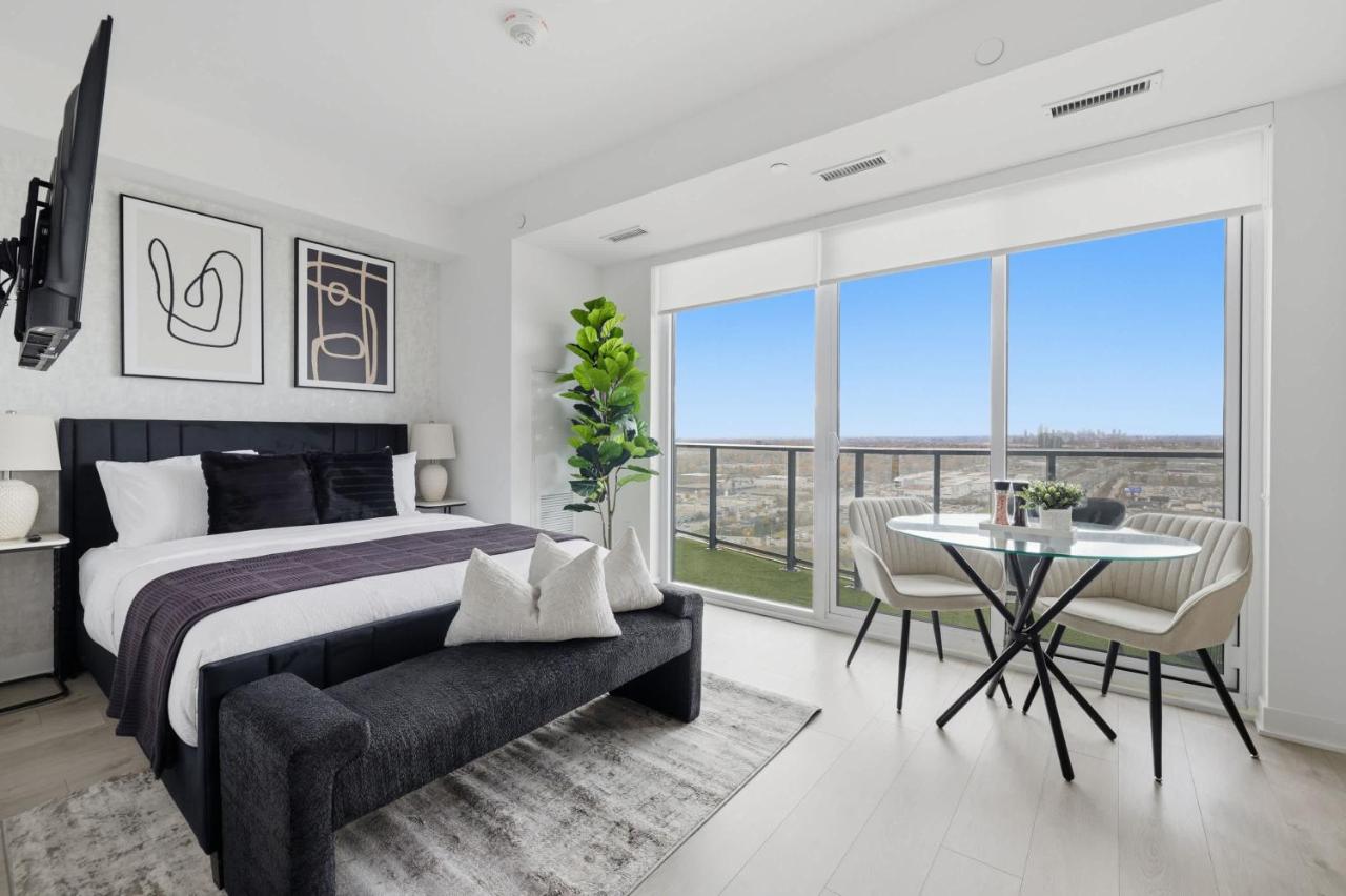 Skyline Studio with Stunning City Views & Parking - B&B Toronto