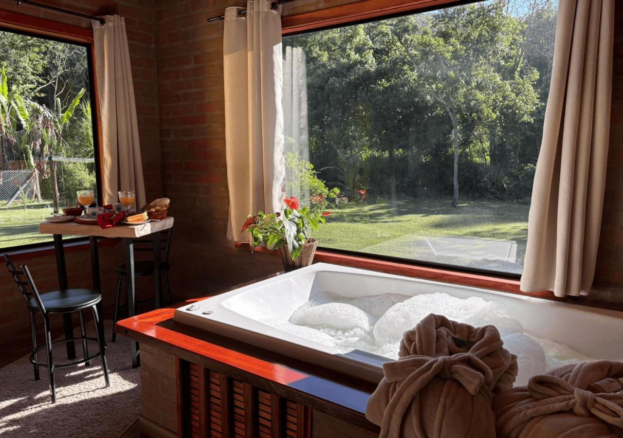 Hidromassagem com vista Lareira e Café da Manhã - B&B Santo Antônio do Pinhal