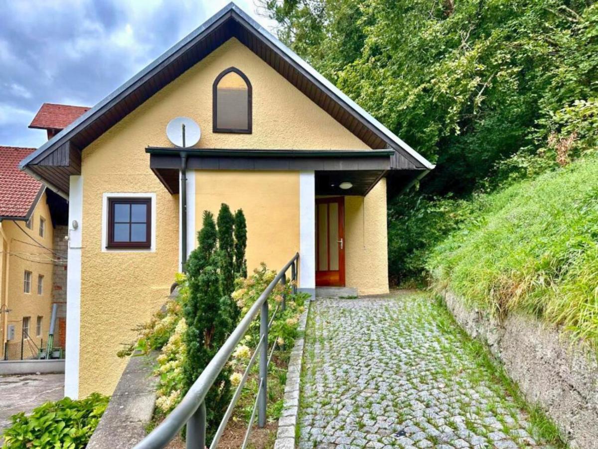 Salzkammergut Homes Gmunden - Haus am Fluss, ruhige zentrale Lage, Waldblick - ideal für Familien und Ruhe Suchende - Ferienwohnung Pinsdorf