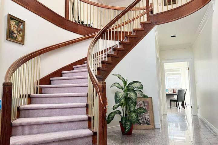 Private 2BR, 1BA with shared Kitchen in a House, Free Parking, 15 Min YVR - Chambres d'hôtes Richmond