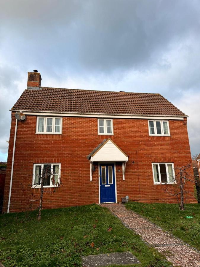 Calstock House Sleep 11 Free Parking Book Now - Chambres d’hôtes Swindon