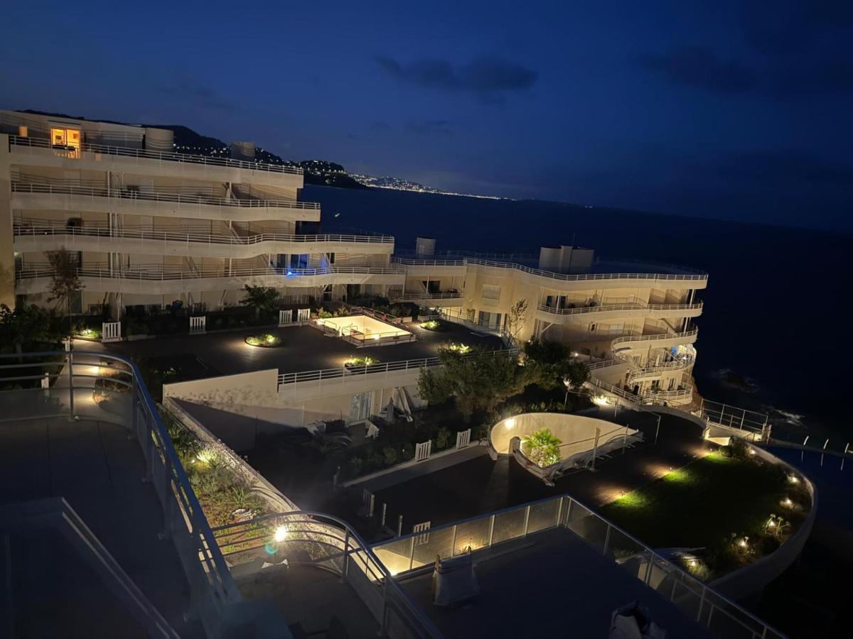 Appartement 3 pièces pieds dans l 'eau front de mer sur la côte d'Azur - Chambres d’hôtes Le Trayas