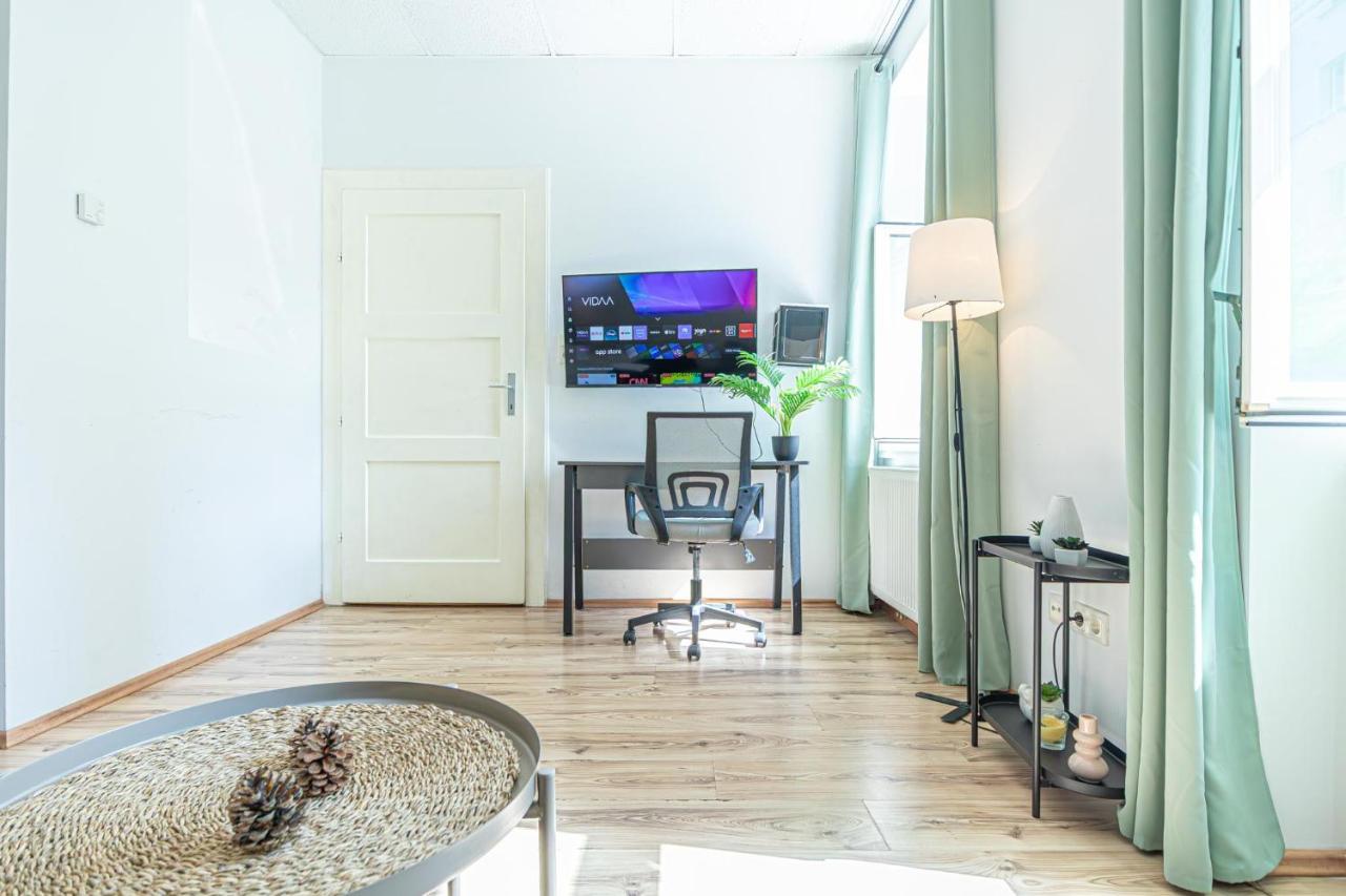 Discover Danube and Prater Stern from Our 1BR Gem - Ferienwohnung Wien