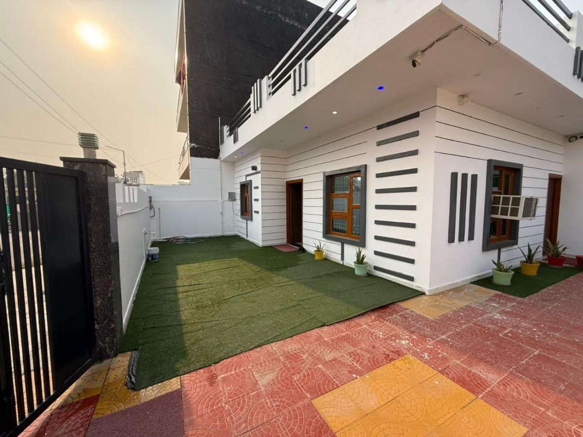 The Havenwood Inn, Luxury Villa with Park View - B&B Noida