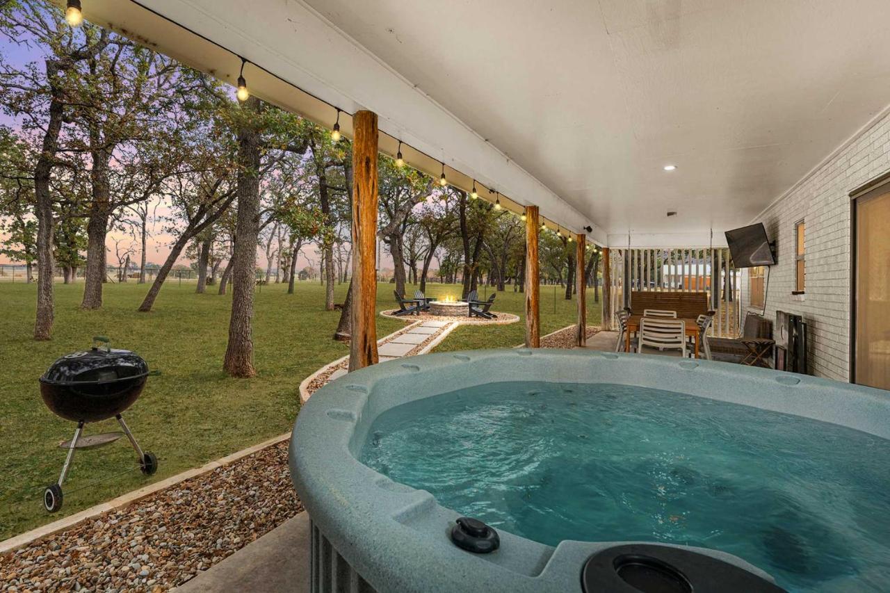 Baron's Bungalow - Hot Tub & Fire Pit - B&B Fredericksburg