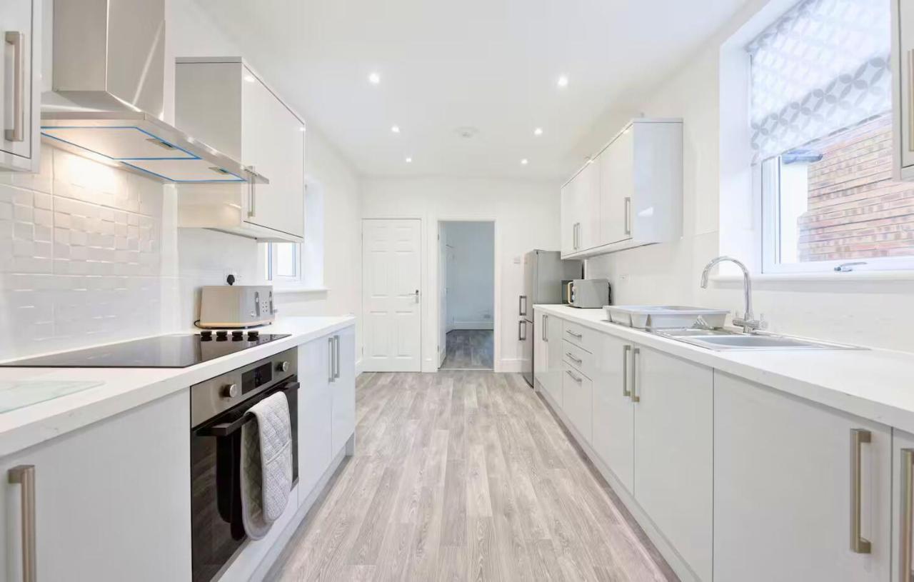 3 Bed House, Free Parking, Garden - Chambres d’hôtes Ince-in-Makerfield