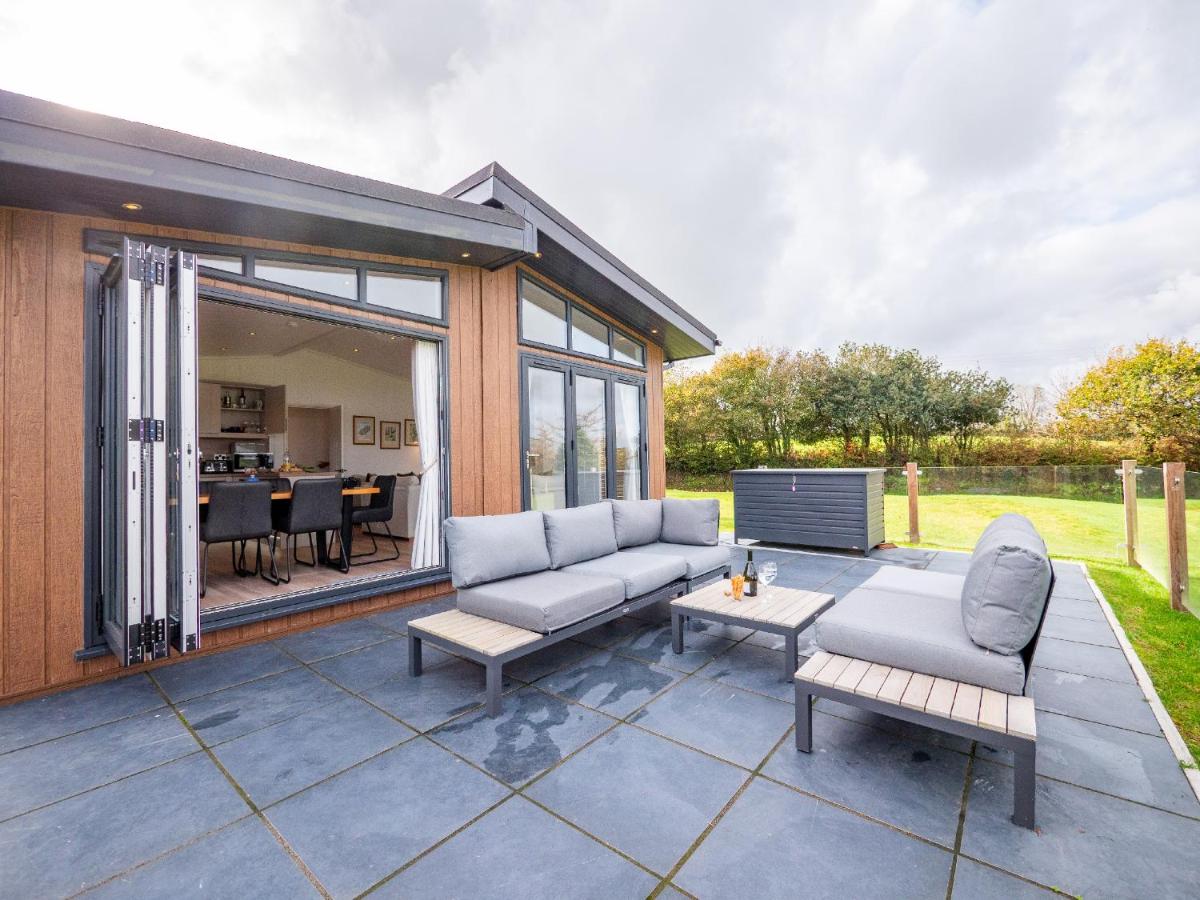 Modern lodge on golf course with spa facilities - B&B Blackawton