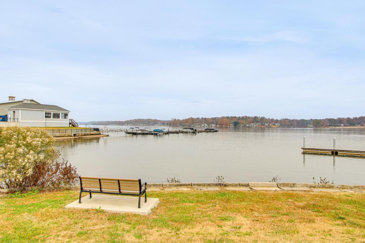 Lake Greenwood Getaway w/ Docks & Waterfront Views - B&B Greenwood