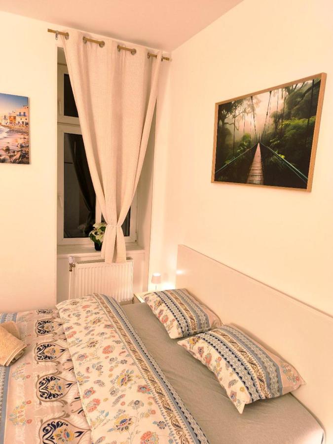 Zimmer mit Queensize-Bett und Gemeinschaftsbad