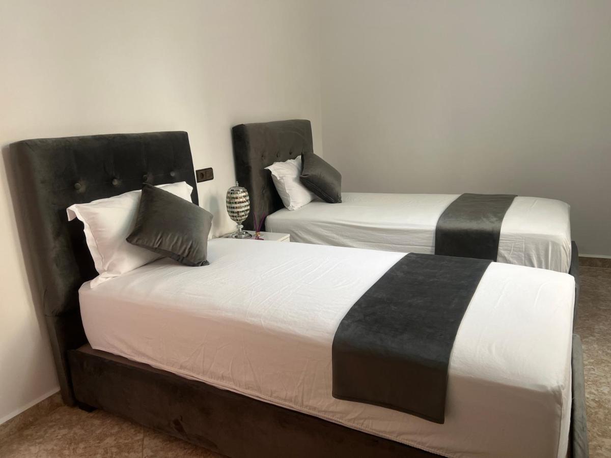 Magnifique maison famiiale moderne spacieuse de 150 m Avec de 3 chambres ,confortables et d un grand salon et terrasse, Idealement situee a 9 min du centre-ville elle se trouve à proximite de la route principale menant a l aeroport Berkane et Saidia - B&B Oujda