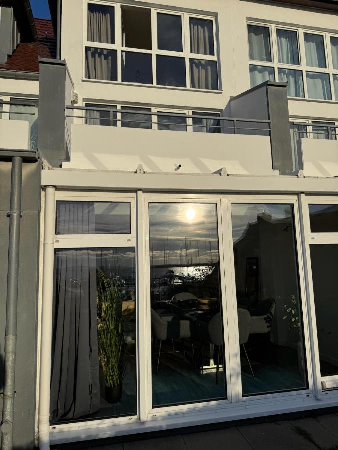 Frisch renoviertes FH Südblick am Meer in Breege, Meerblick von allen drei Etagen, Terrasse, Balkon, Sauna und Parkplatz - B&B Breege