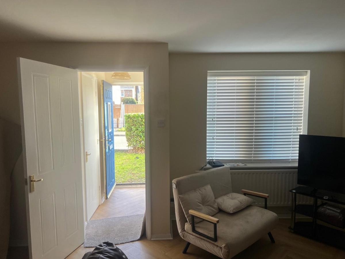 Modern 3 Bed Home for 7 Near Heathrow - Ferienwohnung London