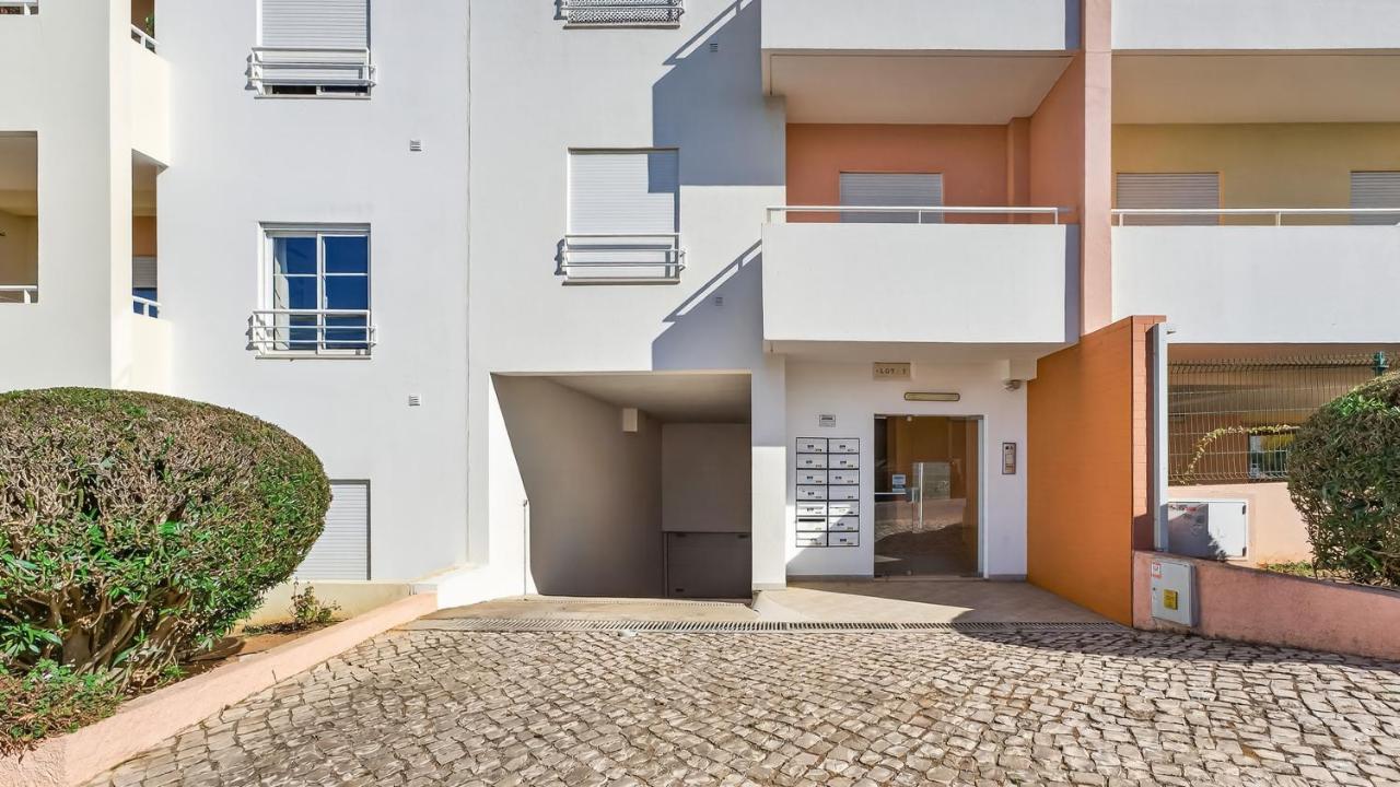Portimão 1BR with Pool by LovelyStay - Bed and Breakfast Portimão