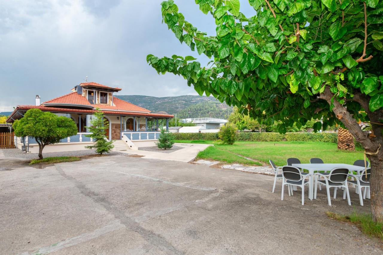Villa Psani - Beachfront Escape with Garden - B&B Nafpaktos