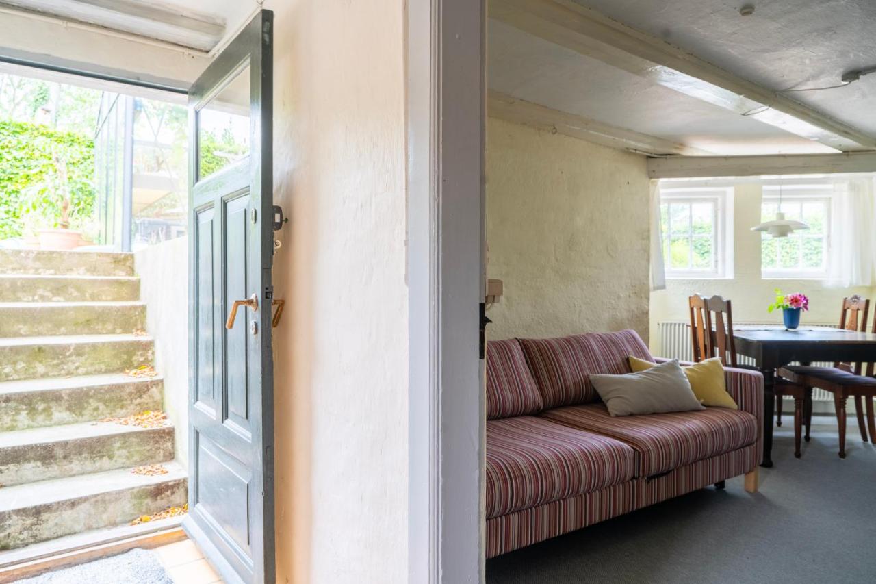 Lyst og rummeligt kælderværelse - B&B Brabrand