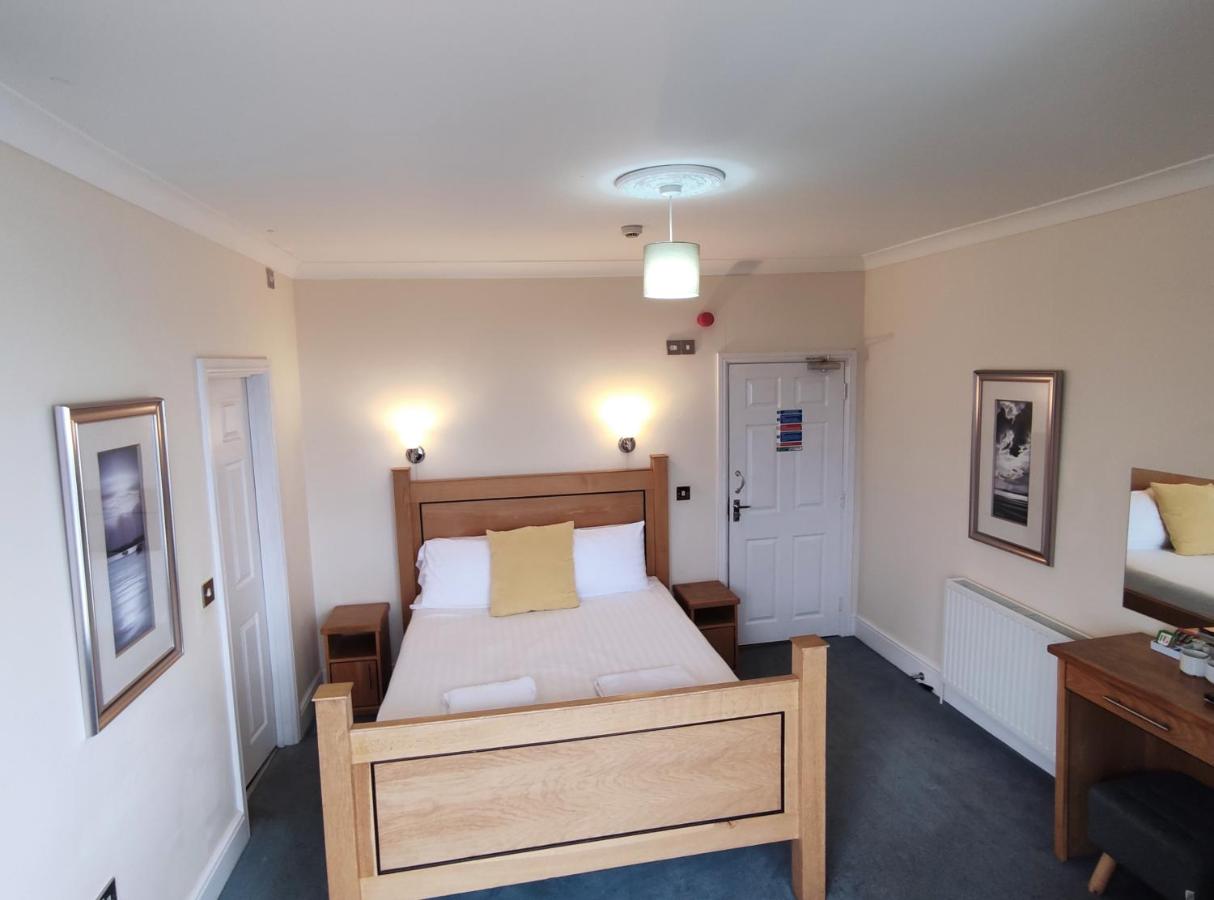 Zimmer mit Kingsize-Bett und Meerblick