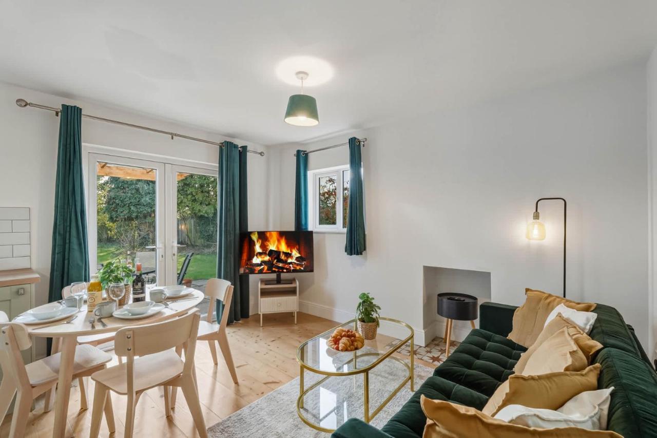 Seven Space - 4BR Home with Garden in Earlham - Chambres d'hôtes Ringland