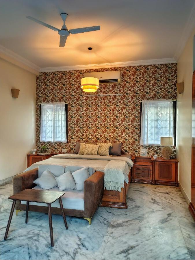 Zimmer mit Kingsize-Bett und Balkon