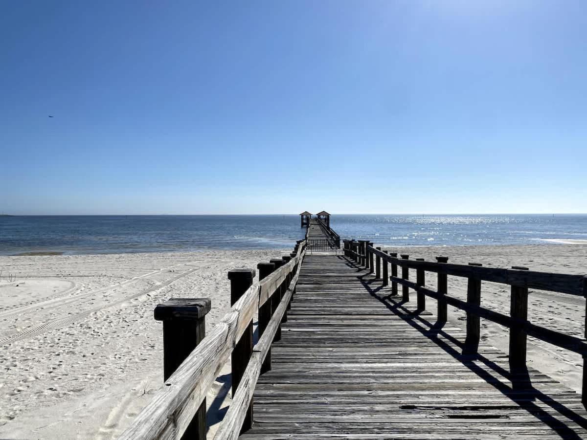 White Sand Getaway steps from Beach - B&B Gulfport