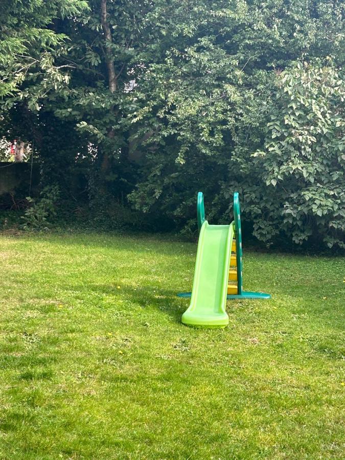 2 Bed house 15 mins City and Airport Full kitchen Newly decorated bedroom Private Parking - Chambres d'hôtes Dublin