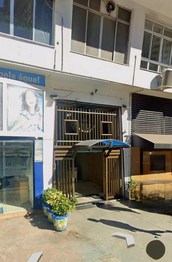 Acorde olhe para o Mar de Copacabana na quadra da praia o apartamento foi preparado para ser o cenário das melhores memórias de suas férias com um ambiente iluminado e refrigerado você encontra aqui um espaço ideal para relaxar com sua família e amigos - Ferienwohnung Rio de Janeiro