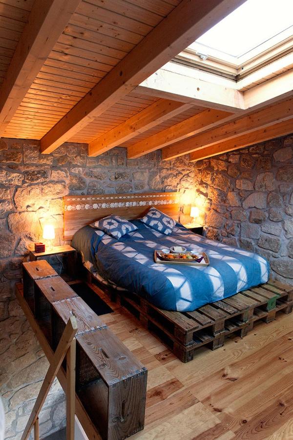 Habitación con cama grande y bañera de hidromasaje